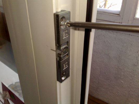 Защелка для балконной ПВХ двери: 3 вида запорных устройств - фото